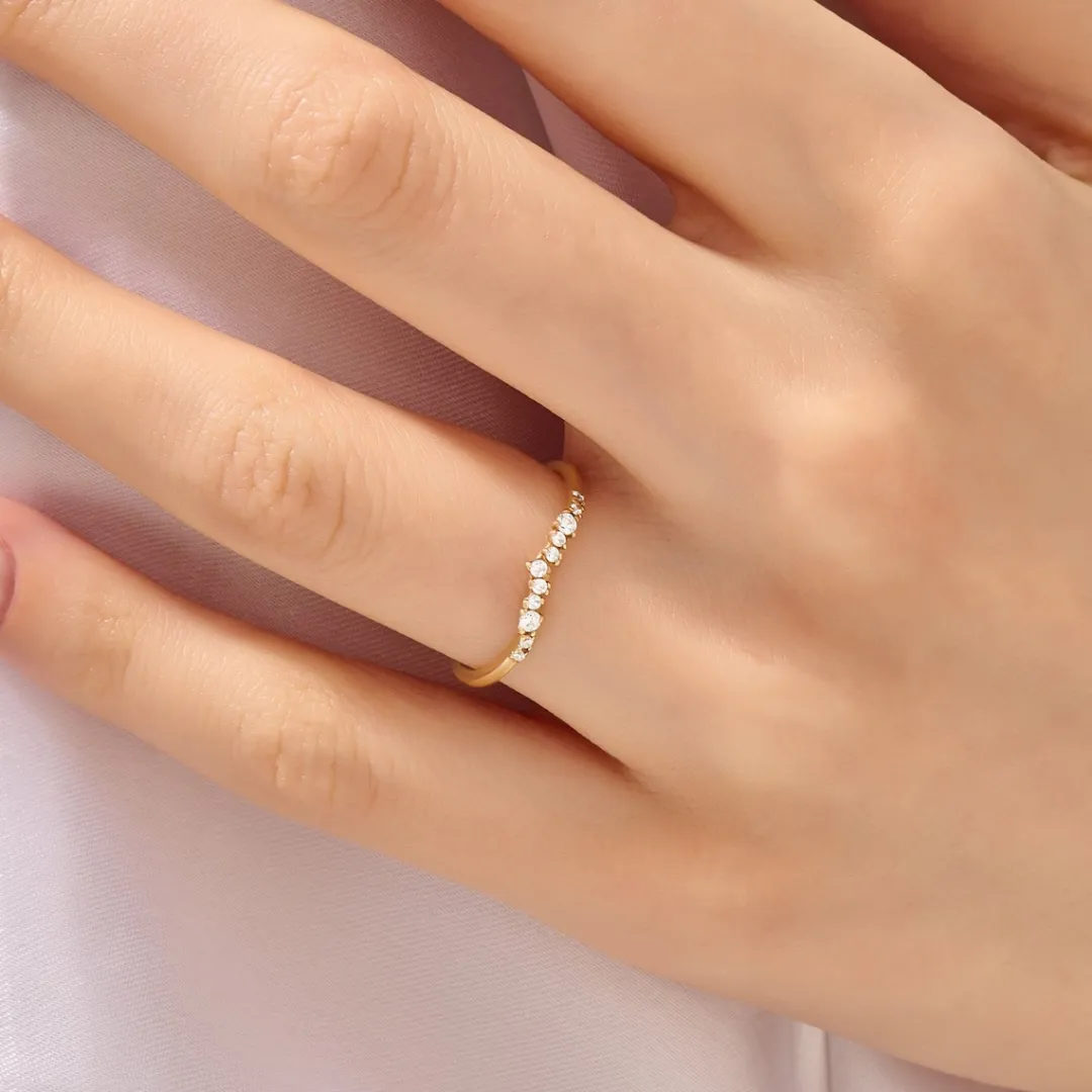 /public/photos/live/Minimalist Moissanite Curved Wedding Band-1105  (3).webp